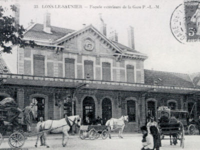 <p>Lons-le-Saunier, Jura : gare fa&ccedil;ade sur rue, carte postale ancienne</p> - LONS-LE-SAUNIER (39000)