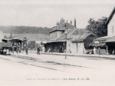 <p>Lons-le-Saunier, Jura : la gare, c&ocirc;t&eacute; Quais, carte postale ancienne.</p> - LONS-LE-SAUNIER (39000)