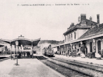 <p>Lons-le-Saunier, Jura : la gare, fa&ccedil;ade sur Quais, carte postale ancienne. Ancienne marquise, d&eacute;plac&eacute;e cours Sully</p> - LONS-LE-SAUNIER (39000)