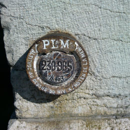 <p>Cousance, Jura, juin 2016 CAUE39 : gare, d&eacute;tail altitude PLM (compagnie de chemin de fer PLM)</p> - COUSANCE (39190)