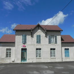 <p>Cousance, Jura, juin 2016 CAUE39 : ancienne gare</p> - COUSANCE (39190)