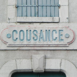 <p>Cousance, Jura, juin 2016 : gare, mention nom de la commune grav&eacute;e sur pierre</p> - COUSANCE (39190)