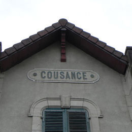 <p>Cousance, Jura, juin 2016 CAUE39 : gare, mention nom de la commune</p> - COUSANCE (39190)