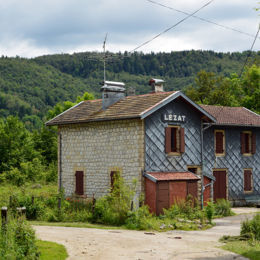 <p>L&eacute;zat, Jura, juin 2016 caue39 : ancienne gare</p> - LEZAT (39400)