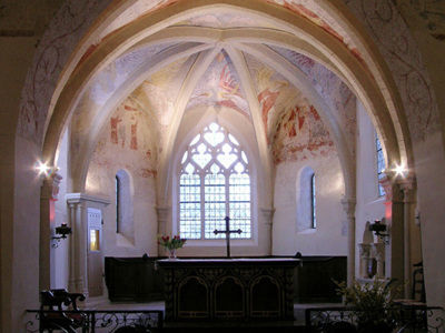 <p>Eglise Saint-L&eacute;ger (XIIe/XIVe si&egrave;cles, inscrit &agrave; l'inv. sup.) - int&eacute;rieur choeur vitrail peintures murales (restautation int&eacute;rieure simon buri architecte), mars 2006 simon buri phot. / CAUE39</p> - LES TERRES-DE-CHAUX (25190)
