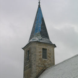 <p>Eglise Sainte-Croix (XVIIIe si&egrave;cle, inscrit &agrave; l'inv. sup.) - clocher, vue ext&eacute;rieure, f&eacute;v 2005 simon buri phot. / CAUE39</p> - CHEVIGNY (39290)
