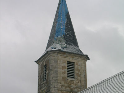 <p>Eglise Sainte-Croix (XVIIIe si&egrave;cle, inscrit &agrave; l'inv. sup.) - clocher, vue ext&eacute;rieure, f&eacute;v 2005 simon buri phot. / CAUE39</p> - CHEVIGNY (39290)