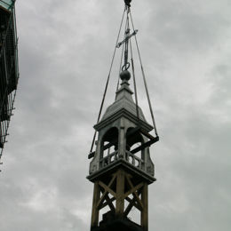 <p>Eglise Sainte-Croix (XVIIIe si&egrave;cle, inscrit &agrave; l'inv. sup.) - clocher, deplacement lanterne, chantier, vue ext&eacute;rieure (Restauration simon buri architecte / Prix d&eacute;partemental 2007 "Les rubans du patrimoine"), mai 2006 simon buri phot. / CAUE39</p> - CHEVIGNY (39290)