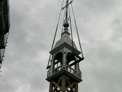 <p>Eglise Sainte-Croix (XVIIIe si&egrave;cle, inscrit &agrave; l'inv. sup.) - clocher, deplacement lanterne, chantier, vue ext&eacute;rieure (Restauration simon buri architecte / Prix d&eacute;partemental 2007 "Les rubans du patrimoine"), mai 2006 simon buri phot. / CAUE39</p> - CHEVIGNY (39290)