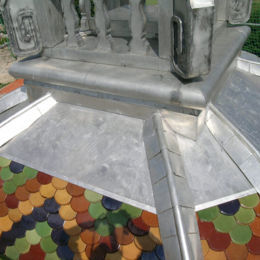 <p>Eglise Sainte-Croix (XVIIIe si&egrave;cle, inscrit &agrave; l'inv. sup.) - clocher apr&egrave;s restauration, vue ext&eacute;rieure, d&eacute;tail couverture inox et charpente de d&ocirc;me, (Restauration simon buri architecte / Prix d&eacute;partemental 2007 "Les rubans du patrimoine"), juin 2006 simon buri phot. / CAUE39</p> - CHEVIGNY (39290)