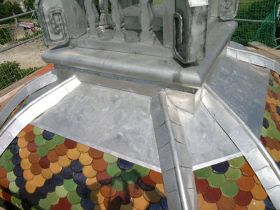 <p>Eglise Sainte-Croix (XVIIIe si&egrave;cle, inscrit &agrave; l'inv. sup.) - clocher apr&egrave;s restauration, vue ext&eacute;rieure, d&eacute;tail couverture inox et charpente de d&ocirc;me, (Restauration simon buri architecte / Prix d&eacute;partemental 2007 "Les rubans du patrimoine"), juin 2006 simon buri phot. / CAUE39</p> - CHEVIGNY (39290)