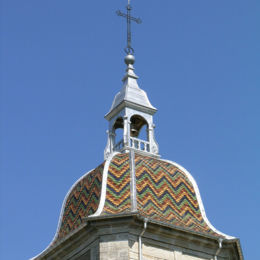 <p>Eglise Sainte-Croix (XVIIIe si&egrave;cle, inscrit &agrave; l'inv. sup.) - clocher comtois apr&egrave;s restauration, vue ext&eacute;rieure, d&eacute;tail d&ocirc;me &agrave; l'imp&eacute;riale et lanterne (Restauration simon buri architecte / Prix d&eacute;partemental 2007 "Les rubans du patrimoine"), juillet 2006 simon buri phot. / CAUE39</p> - CHEVIGNY (39290)