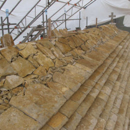 <p>Chapelle Saint-Etienne de Coldre (XIVe si&egrave;cle, inscrit &agrave; l'inv. sup.) - ext&eacute;rieur couverture laves chantier (restauration toiture simon buri architecte, commune de Perrigny ma&icirc;tre d'ouvrage), f&eacute;v 2010 simon buri phot. / CAUE 39</p> - BRIOD (39570)