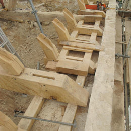 <p>Chapelle Saint-Etienne de Coldre (XIVe si&egrave;cle, inscrit &agrave; l'inv. sup.) - charpente d&eacute;tail chantier (restauration toiture simon buri architecte, commune de Perrigny ma&icirc;tre d'ouvrage), janv 2010 simon buri phot. / CAUE 39</p> - BRIOD (39570)