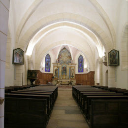 <p>Eglise de l'Assomption (XVIe/XVIIIe si&egrave;cles, inscrit &agrave; l'inv. sup.), int&eacute;rieur nef vers l'abside (restautation des int&eacute;rieurs simon buri architecte), avril 2006 simon buri phot. / CAUE39</p> - RAHON (39120)