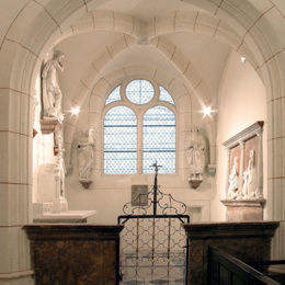 <p>Eglise de l'Assomption (XVIe/XVIIIe si&egrave;cles, inscrit &agrave; l'inv. sup.), int&eacute;rieur chapelle seigneuriale de Visemal (restautation des int&eacute;rieurs simon buri architecte), d&eacute;c 2012 simon buri phot. / CAUE39</p> - RAHON (39120)