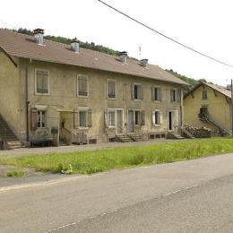 <p>Distribution de l&rsquo;&eacute;tage par un escalier ext&eacute;rieur puis par un couloir, La Longine (70). Base M&eacute;rim&eacute;e IA70000117 &copy; R&eacute;gion Franche-Comt&eacute;, Inventaire du patrimoine</p> - LA LONGINE (70310)