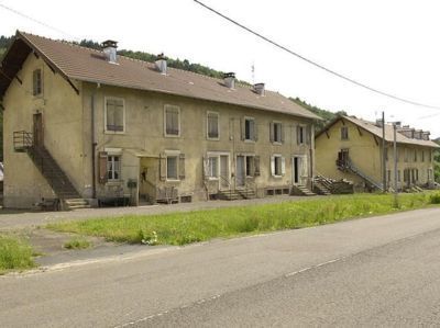 <p>Distribution de l&rsquo;&eacute;tage par un escalier ext&eacute;rieur puis par un couloir, La Longine (70). Base M&eacute;rim&eacute;e IA70000117 &copy; R&eacute;gion Franche-Comt&eacute;, Inventaire du patrimoine</p> - LA LONGINE (70310)