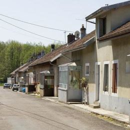 <p>Maisons en bande implant&eacute;es directement aux abords de la voie, Gouhenans (70). Base M&eacute;rim&eacute;e IA70000077 &copy; R&eacute;gion Franche-Comt&eacute;, Inventaire du patrimoine.</p> - GOUHENANS (70110)