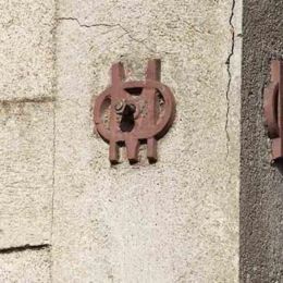 <p>Initiales des Mines d&rsquo;Ostricourt de Ronchamp (70) formant la clef du tirant. Base M&eacute;rim&eacute;e IA 70000156 &copy; R&eacute;gion Franche-Comt&eacute;, Inventaire du patrimoine</p> - RONCHAMP (70250)