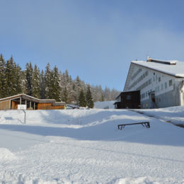 <p>Les Jacobeys - Centre de vacances (1964) - Fa&ccedil;ade ouest - Acc&egrave;s services - Centre &eacute;questre (2017 caue39)</p> - PREMANON (39220)