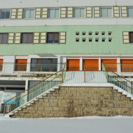 <p>Les Jacobeys - Centre de vacances (1964) - Fa&ccedil;ade est - Escalier d'acc&egrave;s (2017 caue39)</p> - PREMANON (39220)
