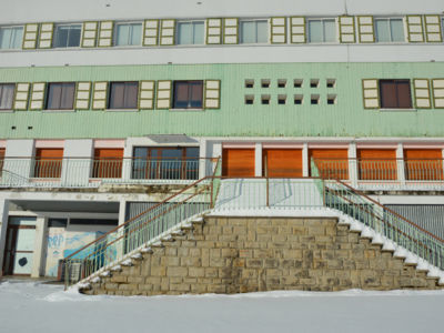 <p>Les Jacobeys - Centre de vacances (1964) - Fa&ccedil;ade est - Escalier d'acc&egrave;s (2017 caue39)</p> - PREMANON (39220)