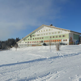 <p>Les Jacobeys - Centre de vacances (1964) - Fa&ccedil;ade est - Vue g&eacute;n&eacute;rale (2017 caue39)</p> - PREMANON (39220)