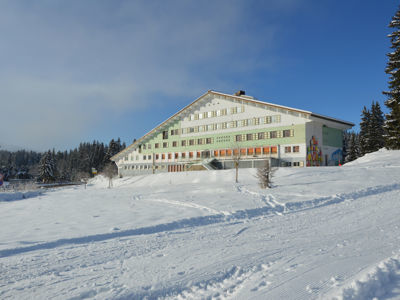 <p>Les Jacobeys - Centre de vacances (1964) - Fa&ccedil;ade est - Vue g&eacute;n&eacute;rale (2017 caue39)</p> - PREMANON (39220)