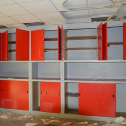 <p>Les Jacobeys - Centre de vacances (1964) - Rangements salles de classe - Vue int&eacute;rieure (2017 caue39)</p> - PREMANON (39220)