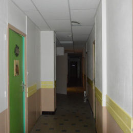 <p>Les Jacobeys - Centre de vacances (1964) - Couloir central aux &eacute;tages - Vue int&eacute;rieure (2017 caue39)</p> - PREMANON (39220)
