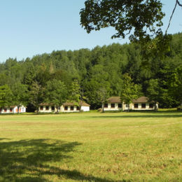 <p>Colonie de Saint-Ouen (1954), B&acirc;timents d'h&eacute;bergement (2017 caue39)</p> - CLAIRVAUX-LES-LACS (39130)