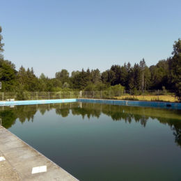 <p>Colonie de Saint-Ouen (1954), Bassin de la piscine (2017 caue39)</p> - CLAIRVAUX-LES-LACS (39130)