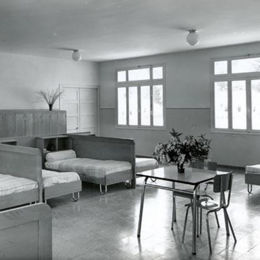 <p>Colonie de Saint-Ouen (1954), Dortoir, carte postale ancienne (1954 Delcampe ; caue39)</p> - CLAIRVAUX-LES-LACS (39130)