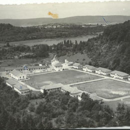 <p>Colonie de Saint-Ouen (1954), vue a&eacute;rienne d'origine, carte postale ancienne (apr&egrave;s 1954, Delcampe ; caue39)</p> - CLAIRVAUX-LES-LACS (39130)
