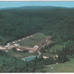 <p>Colonie de Saint-Ouen (1954), vue a&eacute;rienne, carte postale ancienne (apr&egrave;s 1954, Delcampe ; caue39)</p> - CLAIRVAUX-LES-LACS (39130)