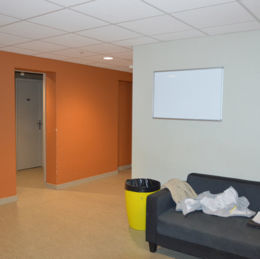 <p>Ecole des neiges PEP39 (1959), int&eacute;rieur Palier et couloir central aux &eacute;tages, Lamoura 39 (2017 caue39)</p> - LAMOURA (39310)