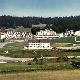 <p>Village vacances Station des Rousses (1967), vue panoramique depuis La Serra, Lamoura 39, (carte postale Delcampe date inconnue ; caue39)</p> - LAMOURA (39310)