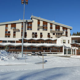 <p>Village vacances Station des Rousses (1967), Pavillon d'entr&eacute;e, Lamoura 39, (2017 caue39)</p> - LAMOURA (39310)