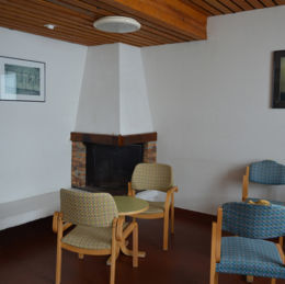 <p>Village vacances Station des Rousses (1967), int&eacute;rieur salon de pavillon, Lamoura 39, (2017 caue39)</p> - LAMOURA (39310)