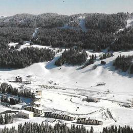 <p>Village vacances Station des Rousses (1967), face &agrave; La Serra, Lamoura 39, (carte postale Delcampe date inconnue ; caue39)</p> - LAMOURA (39310)