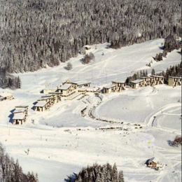 <p>Village vacances Station des Rousses (1967), vu depuis La Serra, Lamoura 39, (carte postale Delcampe date inconnue ; caue39)</p> - LAMOURA (39310)