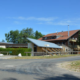 <p>Les Crozats village vacances (1951), Fa&ccedil;ade E piscine galerie et le chalet, Uxelles 39, 2017 caue39</p> - UXELLES (39130)