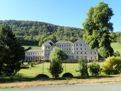 <p>L'Orangerie (ou Les Bains), centre d'accueil de groupes (Fin XIXe et extension d&eacute;but XXe), vue g&eacute;n&eacute;rale (09 2019 caue25)</p> - GUILLON-LES-BAINS (25110)