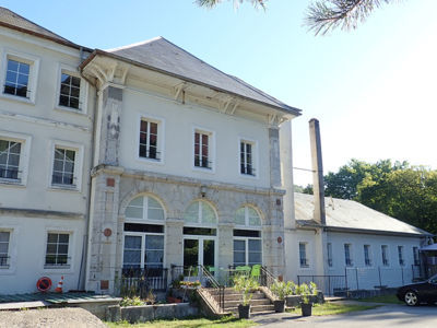 <p>L'Orangerie (ou Les Bains), centre d'accueil de groupes (Fin XIXe et extension d&eacute;but XXe), pavillon central c&ocirc;t&eacute; S (09 2019 caue25)</p> - GUILLON-LES-BAINS (25110)