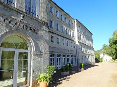 <p>L'Orangerie (ou Les Bains), centre d'accueil de groupes (Fin XIXe et extension d&eacute;but XXe), salle r&eacute;ception (09 2019 caue25)</p> - GUILLON-LES-BAINS (25110)