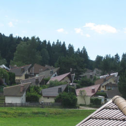<p>Les Pagotins, village "Gais loisirs" (1964, 2e tranche vers 1980), vue g&eacute;n&eacute;rale depuis l'all&eacute;e du Tertre vers l'all&eacute;e des Chevreuils (09 2019 caue25)</p> - METABIEF (25370)