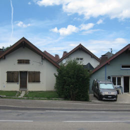 <p>Les Pagotins, village "Gais loisirs" (1964, 2e tranche vers 1980), mod&egrave;les individuels dont un avec isolation ext&eacute;rieure (09 2019 caue25)</p> - METABIEF (25370)