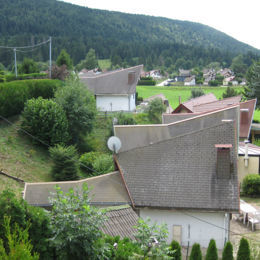 <p>Les Pagotins, village "Gais loisirs" (1964, 2e tranche vers 1980), toiture initiale en shingle et extension (09 2019 caue25)</p> - METABIEF (25370)