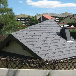 <p>Les Pagotins, village "Gais loisirs" (1964, 2e tranche vers 1980), toiture remplac&eacute;e en tuiles (09 2019 caue25)</p> - METABIEF (25370)